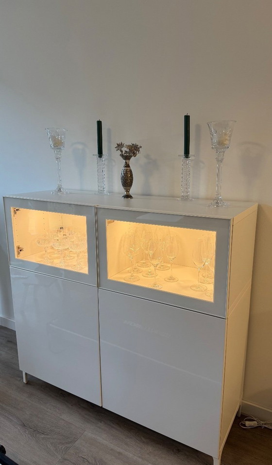 Image 1 of Wit IKEA BESTÅ kast met glasdeuren en LED-verlichting