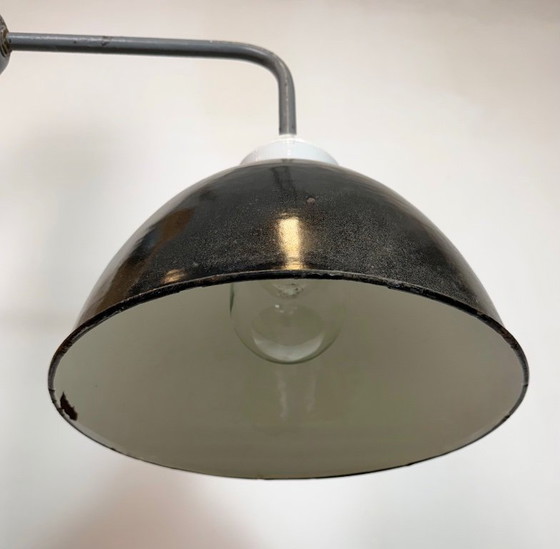 Image 1 of Industriële fabriekswandlamp met zwarte emaille kap, jaren 60