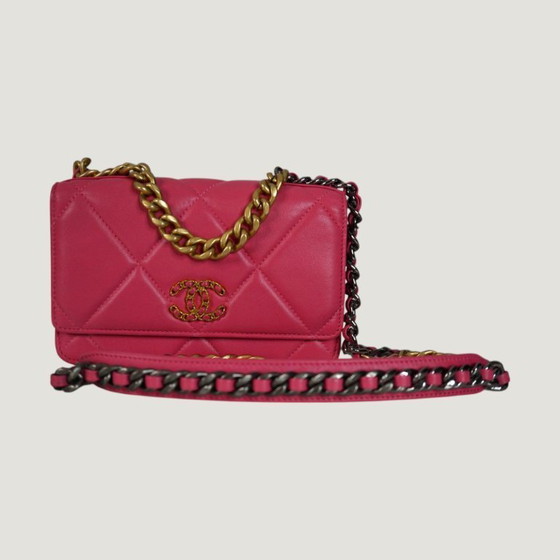 Image 1 of CHANEL PORTEMONNEE AAN KETTING 19