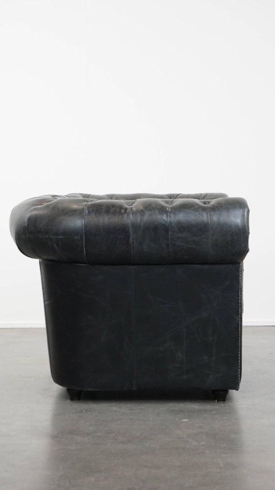 Image 1 of Ampia poltrona Chesterfield in pelle di mucca nera