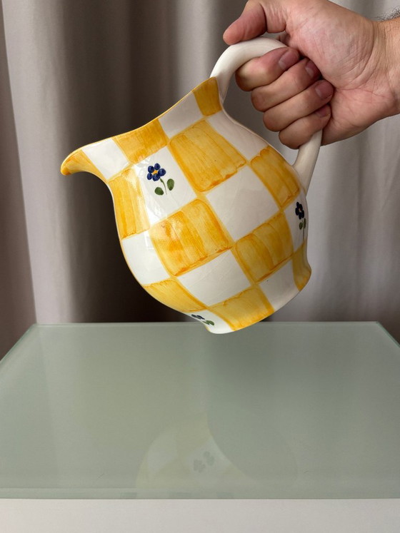 Brocca in ceramica Cottagecore dipinta a mano – Quadri gialli e fiori blu – Accessori da cucina (photo 11 of 11)