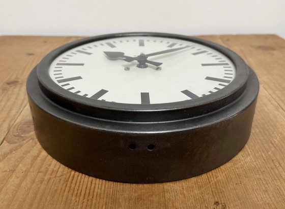 Image 1 of Reloj de pared industrial negro de Siemens, década de 1950.