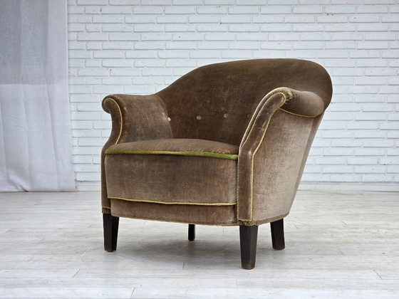 Image 1 of Fauteuil danois des années 1960, revêtement d'origine en velours vert.