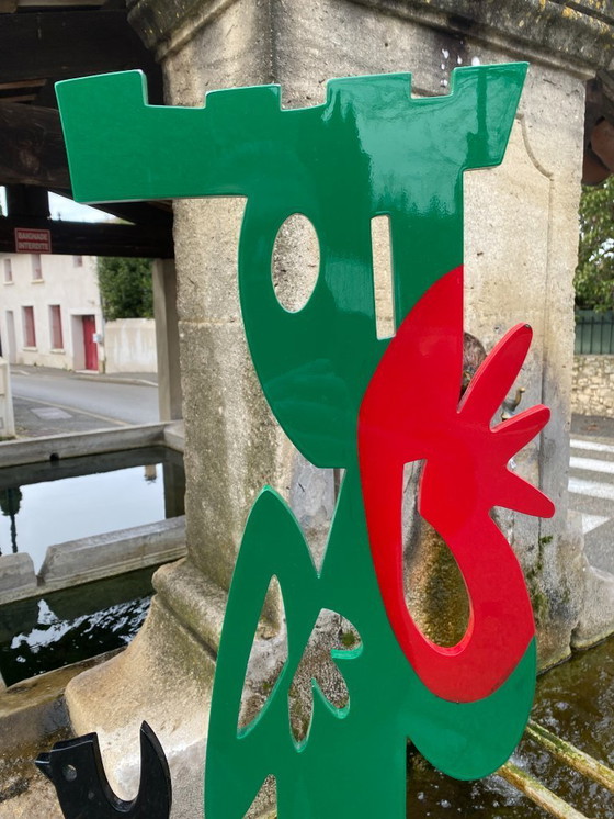 Image 1 of Lili Come La Escapada del Juego de Ajedrez Escultura en acero Pintura automotriz 2025 90 x 30 x 30 9 kgs Firma en acero 1900 e