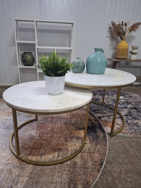 Image 1 of Salontafelset met wit marmer blad en goud metalen onderstel
