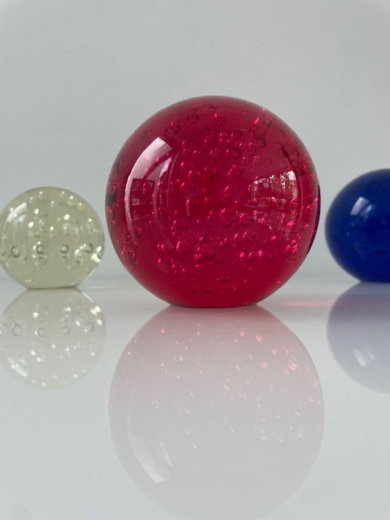 Image 1 of Juego de 4 esferas de cristal de IKEA, rojas y azules transparentes.