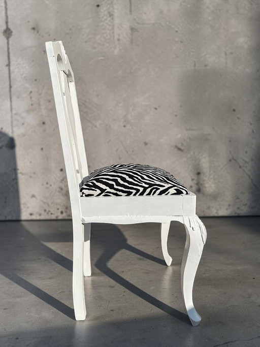Chaise de salle à manger portugaise baroque ancienne en bois et tissu zébré, revisitée au style contemporain. (photo 2 of 19)