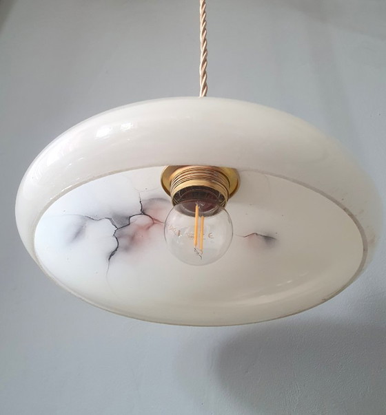 Vintage gemarmerder hanglamp - opaline glas - Art Deco – Hanglampen, Metal (photo 9 of 16)