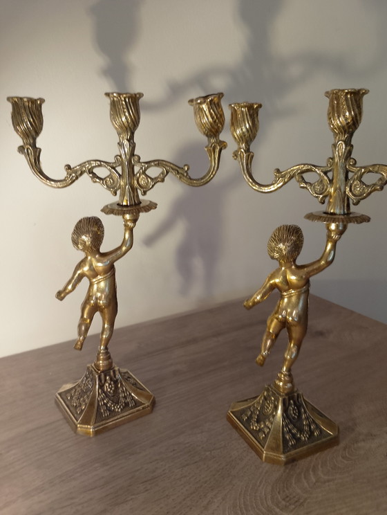 Image 1 of Paar bronzen kandelaars met putti, Franse kunst, Lodewijk XVI-stijl, 19e eeuw
