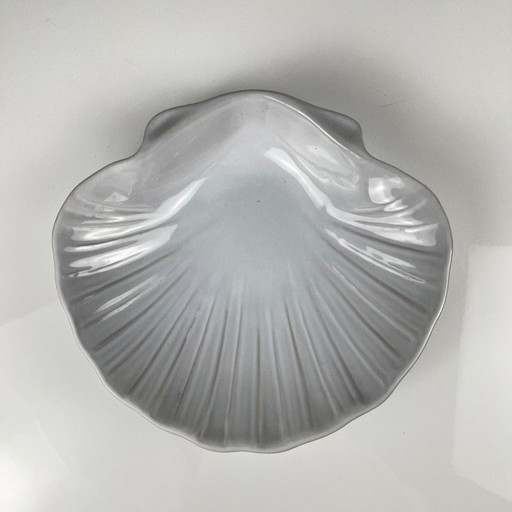 Large platter in the shape of a scallop shell, Emile Henry, France, mid-20th century