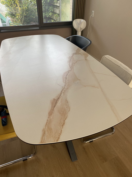 Montello Danish oval dining table with ceramic top in white marble look.