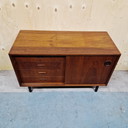Credenza vintage in impiallacciatura di teak, mobili audio in legno di teak, cassettiera, mobile TV