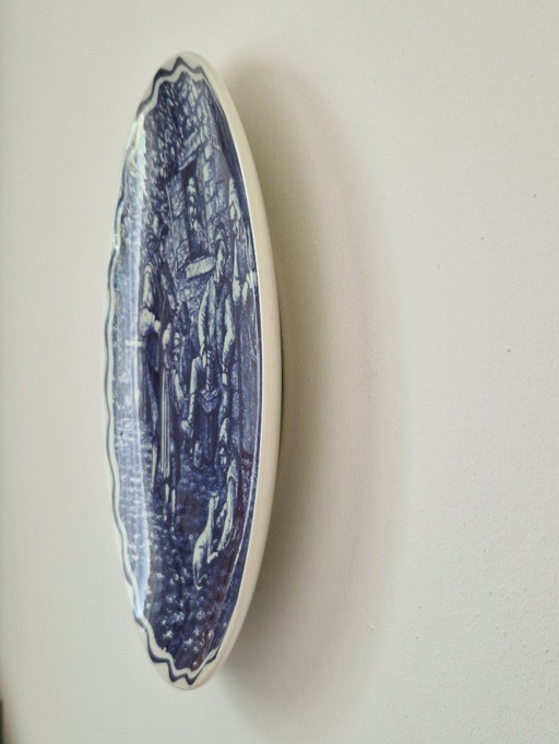 Piatto da parete. Delfts. Boch La Louviere. Scena di villaggio.