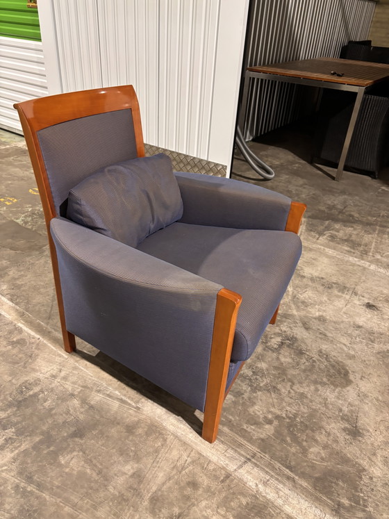 Image 1 of 2 fauteuils Giorgetti, de hauteurs différentes