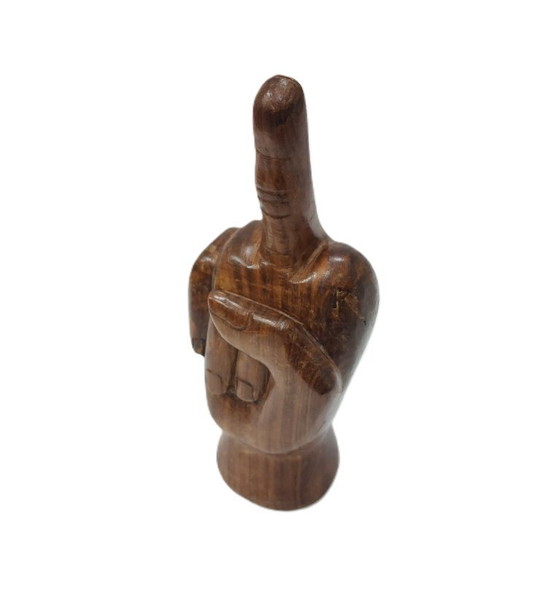 Image 1 of Escultura de madera tallada a mano de una mano haciendo la peineta.