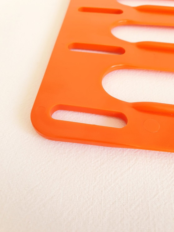 Oranje plastic kledinghanger Prisunic jaren 70 – Kapstokken, Kunststof (photo 3 of 5)