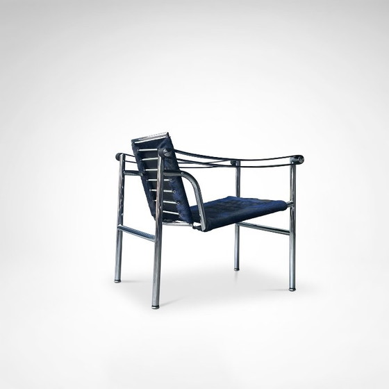 Poltrona LC1 in pelle di cavallino blu e nera, disegnata da Le Corbusier e altri per Cassina, anni '90. (photo 10 of 12)