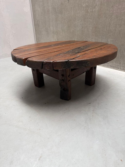 Brutalist Wabi-Sabi ronde eiken salontafel '60 – Wood (photo 2 of 14)