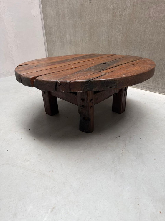 Brutalist Wabi-Sabi ronde eiken salontafel '60 – Wood (photo 2 of 14)