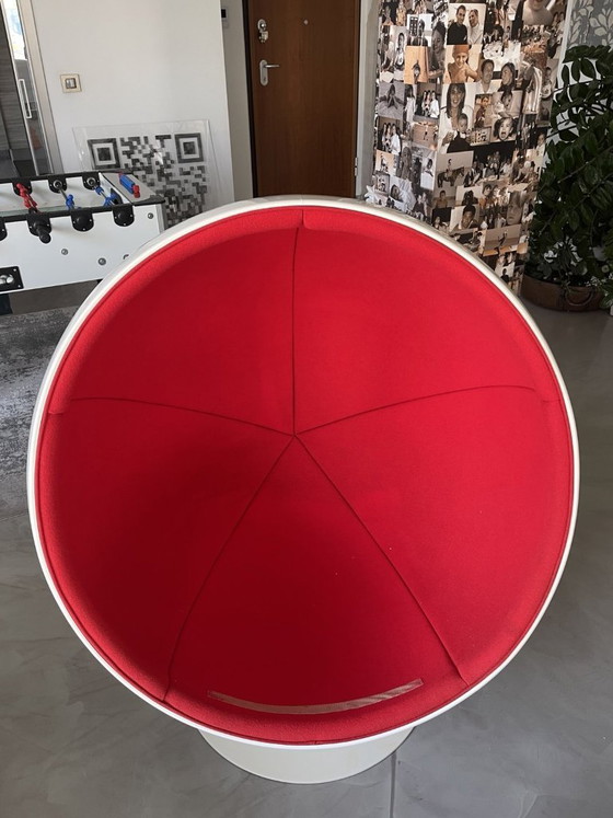 Ball Chair original de Eero Aarnio — blanca y roja – Sillones (photo 5 of 7)