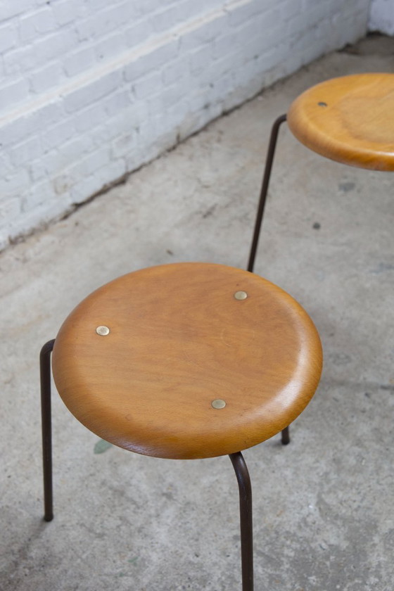 Image 1 of 3 taburetes trípodes de punto Arne Jacobsen de Fritz Hansen, década de 1960