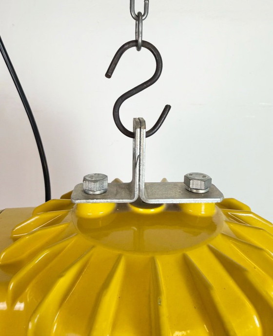 Image 1 of Lampada antideflagrante industriale gialla con paralume smaltato nero, anni '90