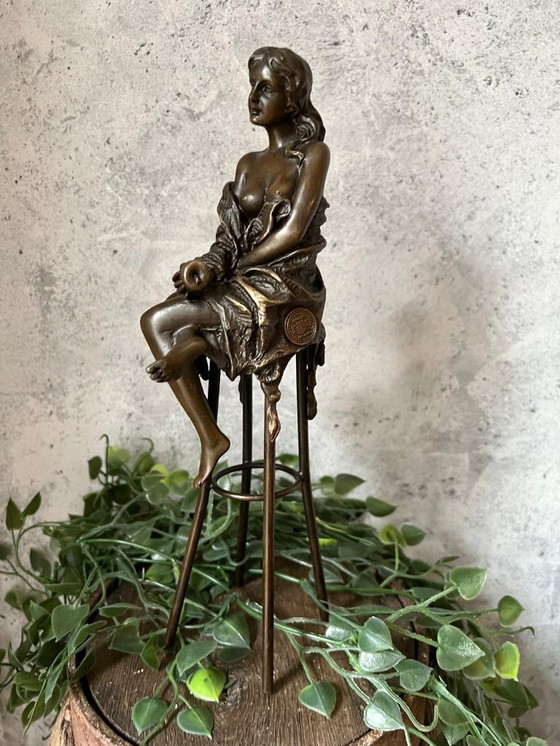 Image 1 of Bronzestatue einer Dame auf einem Stuhl mit einem Apfel