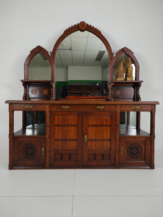 Image 1 of Zeldzaam 19e-eeuws Engels Arts & Crafts eiken sideboard van Pratt & Prince – met ingelegd zonnebloemmotief