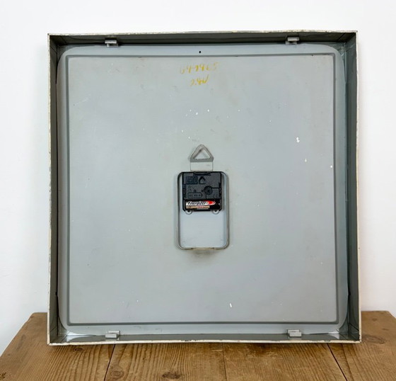 Grande horloge murale carrée blanche de style industriel, de CTW, 1960 – Pendules, Glass, Iron (photo 18 of 19)