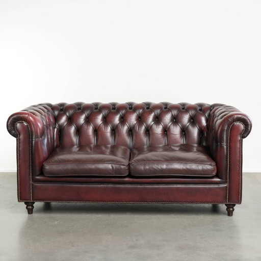 Divano Chesterfield 2.5 posti in pelle bovina rosso sangue di bue con bella patina