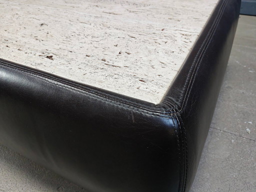 Table basse en cuir et travertin attribuée à Desede, années 1970