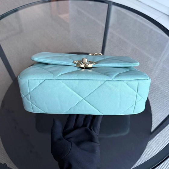 Image 1 of Chanel Small 19 Tas C19 Gewatteerd geitenleer Tiffany Blue Tweekleurig Gouden Hardware Serie 29