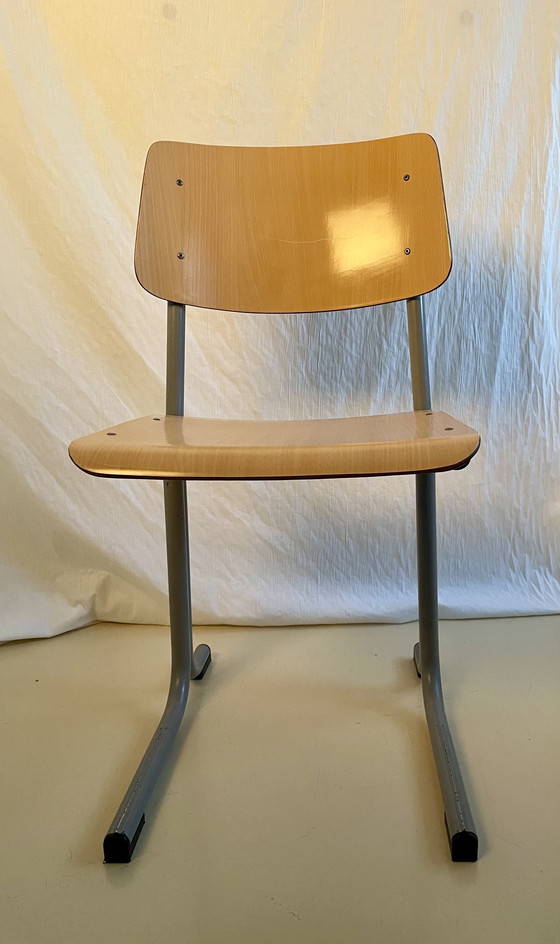 Image 1 of 4 Vintage Ahrend Schoolstoelen - oerdegelijk en stijlvol 