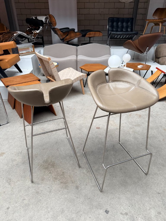 Image 1 of 2x sgabelli da bar Moroso Fjord in pelle color tortora