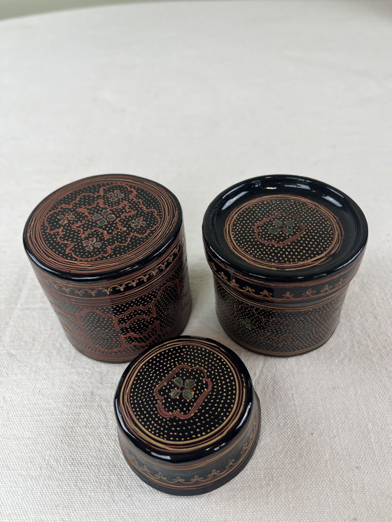 Image 1 of Boîte à bétel en bois laqué 