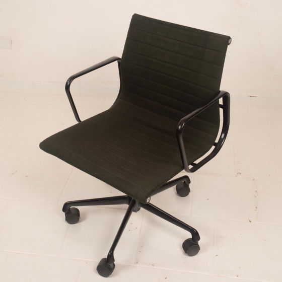 Charles & Ray Eames Zwart Aluminium Bureaustoel, eind 20e eeuw, voor ICF – Bureaustoelen, Metal, Modern (photo 6 of 20)
