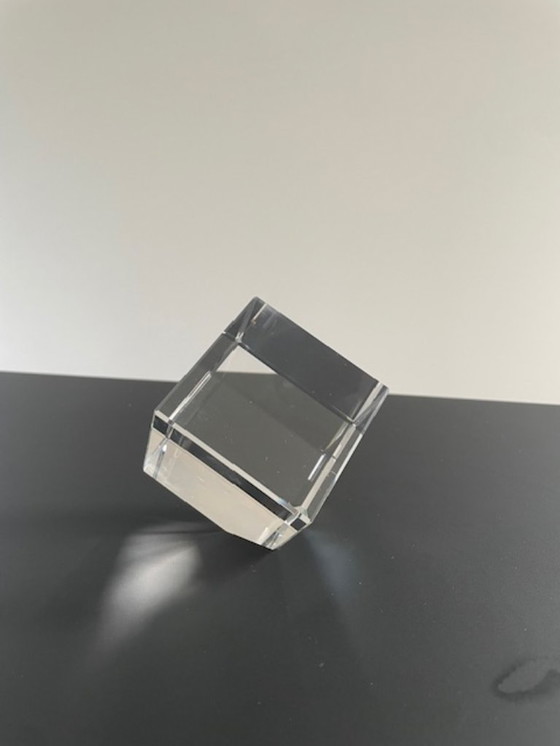 Image 1 of Cubo di vetro inclinato con effetto prismatico