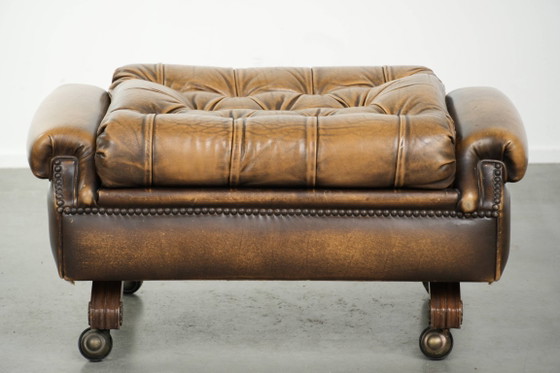 Image 1 of Exclusivo y elegante puf inglés Chesterfield de piel de vacuno con ruedas y acabado con clavos decorativos.