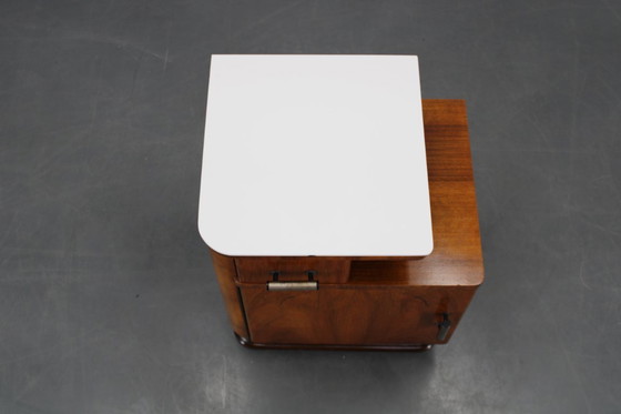 Image 1 of Table de nuit des années 1940 en finition noyer avec plateau en verre, Tchécoslovaquie