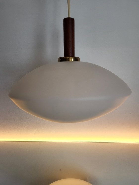 Image 1 of Lampada a sospensione vintage in vetro opalino, stile scandinavo, teak, anni '60