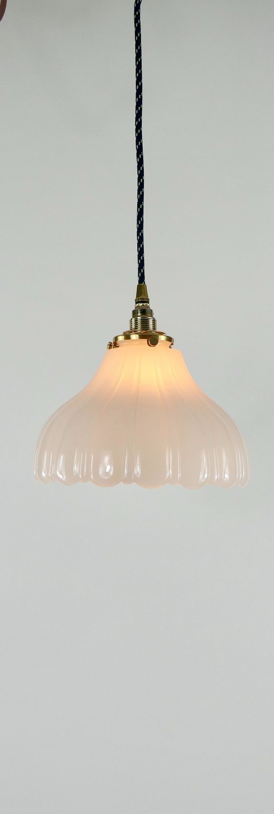 Image 1 of Elegante lámpara de techo Holophane de cristal blanco acanalado con soporte de pantalla de latón