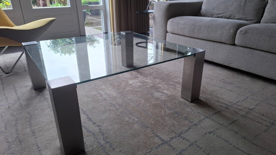 Image 1 of Tavolino da caffè quadrato in vetro con gambe quadrate in acciaio