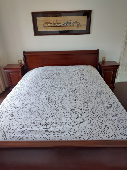 Letto classico in legno di ciliegio con comodini