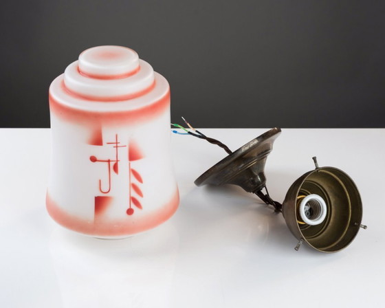 Image 1 of Originele Art Deco hanglamp met geometrische decoratie – jaren 30, opaalglas in rood en wit | gerestaureerd