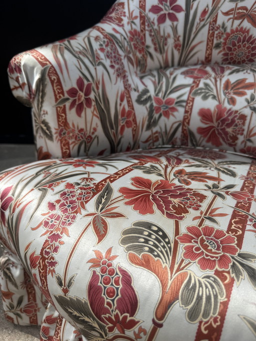 Poltrona antica a forma di fungo in raso floreale