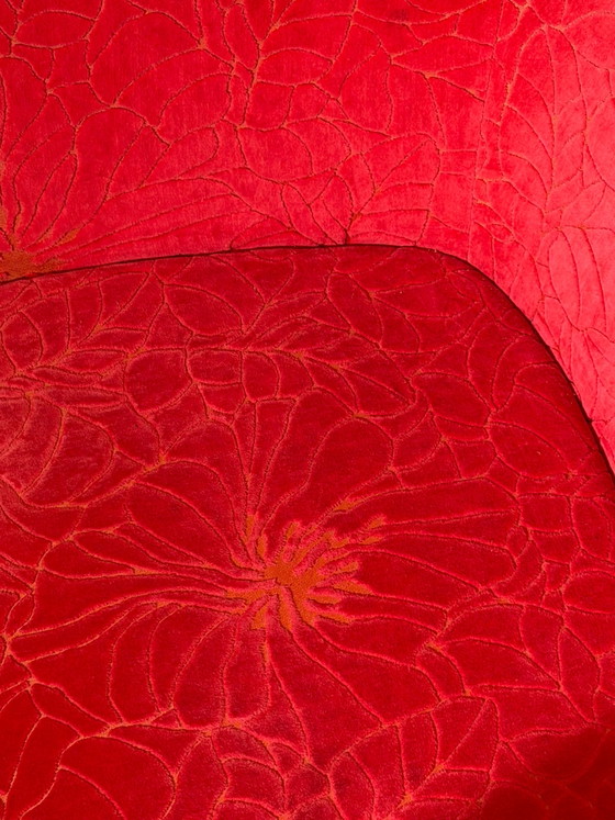 Sillón auxiliar de respaldo alto en terciopelo rojo con estampado floral. – Sillones (photo 7 of 7)