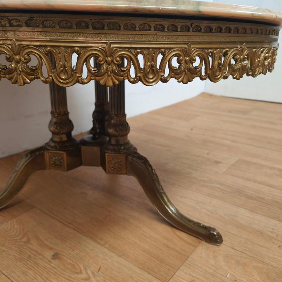 Table basse ronde de style Régence avec plateau en marbre onyx. – Tables basses, Marble, Brass (photo 7 of 13)