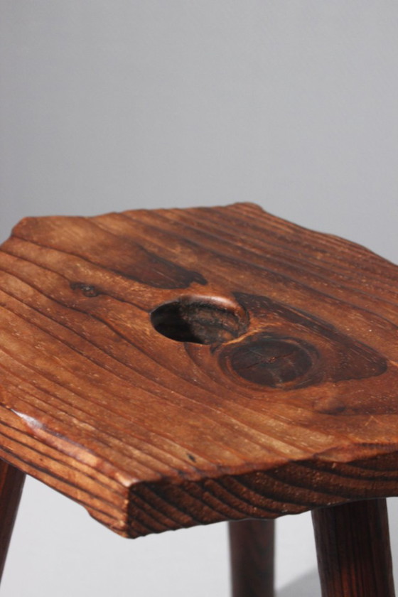 Image 1 of Tabouret tripode bois teint vintage design brutaliste populaire France 1950s