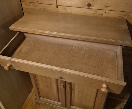 Armario de niña de pino, 120 x 36 x 90 cm, en buen estado, con bisagras y cerraduras originales.