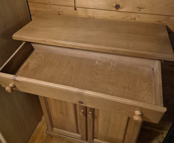 Image 1 of Armario de niña de pino, 120 x 36 x 90 cm, en buen estado, con bisagras y cerraduras originales.